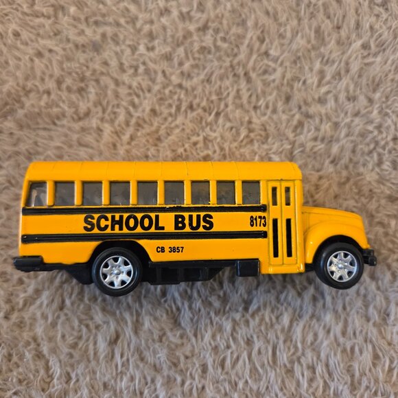 Die-cast Yellow School Bus Toy, 11.5 cm - Picture 1 of 7